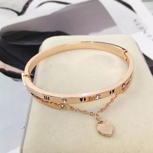 ❤️gorgeous stainless steel heart Roma letter cuff
